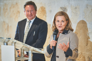 Nicola Forrest accepting a WA Museum Fellowship with husband Andrew. Image credit: Minderoo